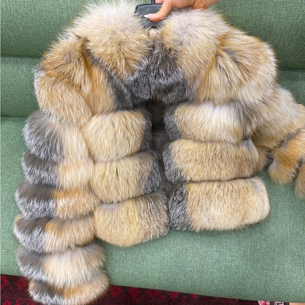 Luxurious Fur Coat in Tan and Gray
